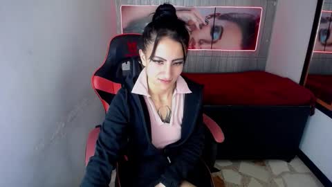 Anniee online show from December 20, 1:15 pm