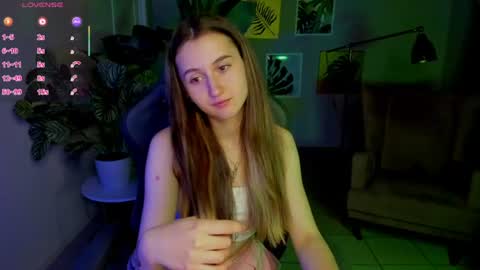 annieee_smith online show from June 26, 5:30 am