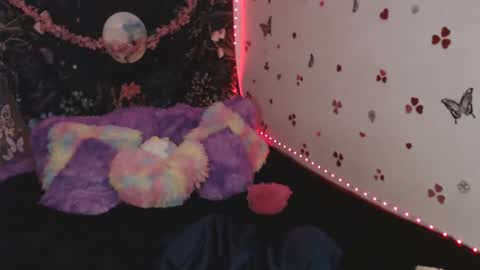 Snapshot of april_l6 chatting on October 1, 1:43 am april_l6 online show from October 1, 1:43 am