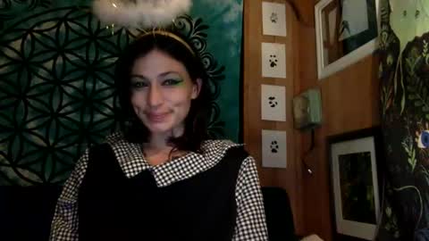 Snapshot of arielwyld chatting on December 8, 6:01 am ariel colin when hes here online show from December 8, 6:01 am