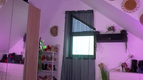 Amalia online show from March 22, 8:20 am