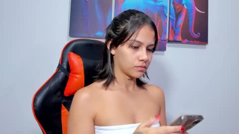 Snapshot of ashleytravis_ chatting on January 14, 3:01 am online show from January 14, 3:01 am