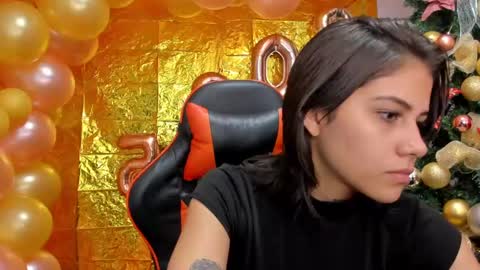 Snapshot of ashleytravis_ chatting on January 2, 2:54 am online show from January 2, 2:54 am