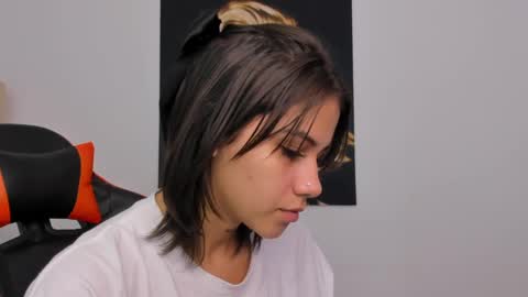 Snapshot of ashleytravis_ chatting on December 20, 6:45 pm online show from December 20, 6:45 pm