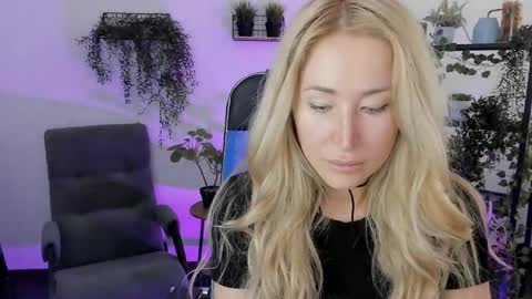 astramonroe online show from April 9, 6:19 am