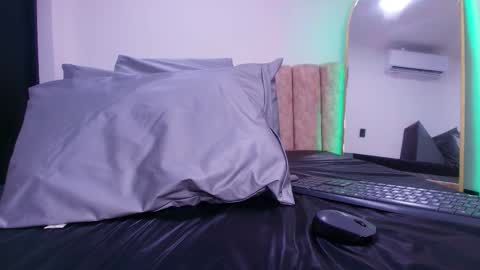 auroraa_miller online show from December 1, 1:25 pm