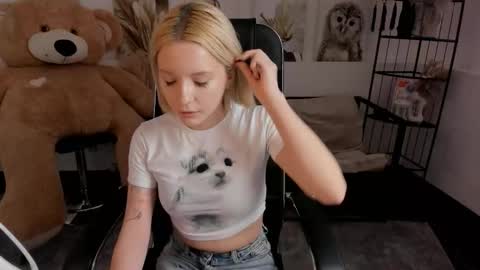 aurorawrenfield online show from January 12, 10:09 am