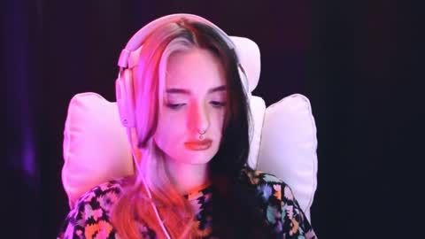 Snapshot of avi_nile chatting on February 6, 2:22 am Avriel online show from February 6, 2:22 am