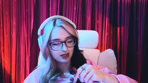 Snapshot of avi_nile chatting on February 14, 3:11 am Avriel online show from February 14, 3:11 am