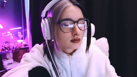 Snapshot of avi_nile chatting on January 26, 2:14 am Avriel online show from January 26, 2:14 am