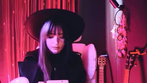 Snapshot of avi_nile chatting on November 1, 4:27 am Avriel online show from November 1, 4:27 am