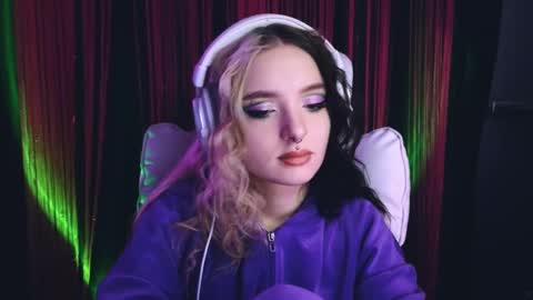 Snapshot of avi_nile chatting on March 7, 2:36 am Avriel online show from March 7, 2:36 am