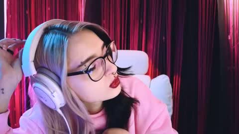 Snapshot of avi_nile chatting on February 15, 2:37 am Avriel online show from February 15, 2:37 am