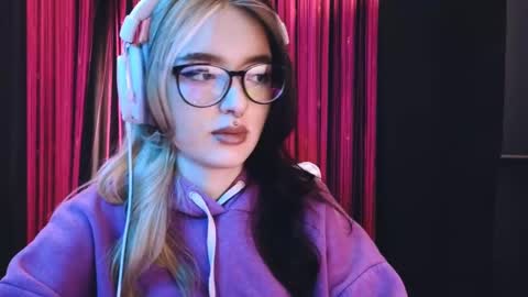 Snapshot of avi_nile chatting on March 4, 3:00 am Avriel online show from March 4, 3:00 am