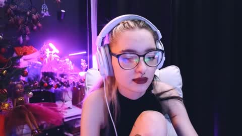 Snapshot of avi_nile chatting on January 13, 12:09 am Avriel online show from January 13, 12:09 am