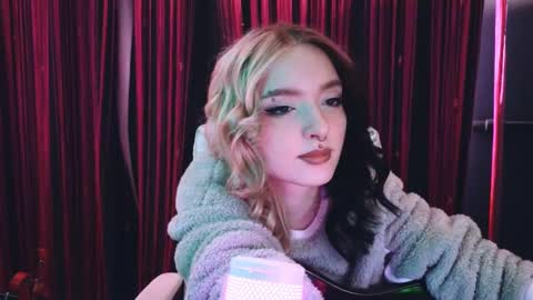 Snapshot of avi_nile chatting on March 11, 2:32 am Avriel online show from March 11, 2:32 am