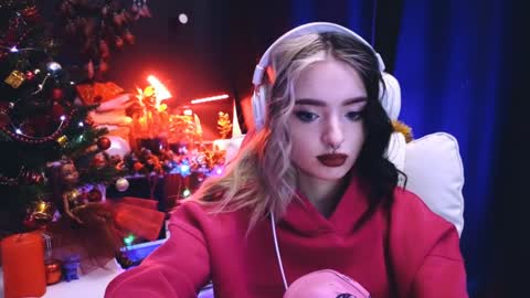 Snapshot of avi_nile chatting on December 25, 2:35 am Avriel online show from December 25, 2:35 am