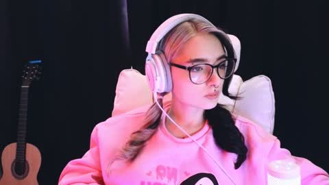 Snapshot of avi_nile chatting on February 4, 2:39 am Avriel online show from February 4, 2:39 am