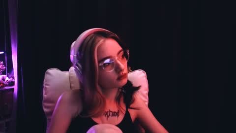 Snapshot of avi_nile chatting on December 27, 11:21 pm Avriel online show from December 27, 11:21 pm