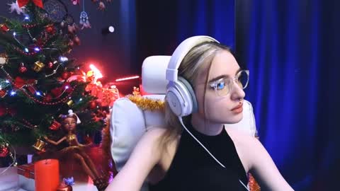 Snapshot of avi_nile chatting on December 20, 2:52 am Avriel online show from December 20, 2:52 am