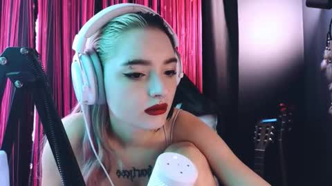 Snapshot of avi_nile chatting on September 22, 4:33 am Avriel online show from September 22, 4:33 am