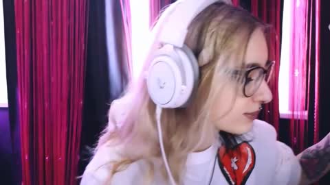 Snapshot of avi_nile chatting on February 23, 2:35 am Avriel online show from February 23, 2:35 am