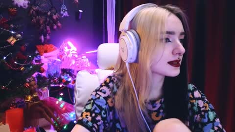 Snapshot of avi_nile chatting on January 9, 2:01 am Avriel online show from January 9, 2:01 am