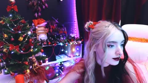 Snapshot of avi_nile chatting on December 26, 2:44 am Avriel online show from December 26, 2:44 am