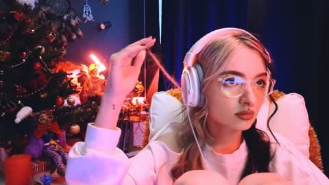 Snapshot of avi_nile chatting on December 15, 2:30 am Avriel online show from December 15, 2:30 am