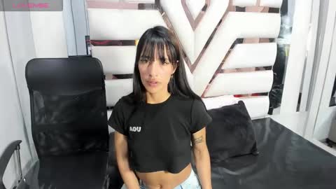 avi_thomsonn_ online show from June 11, 2:53 am