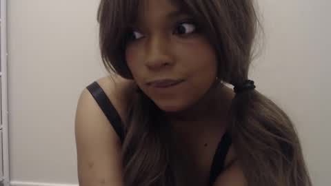 Snapshot of awkwardjasminee chatting on September 28, 10:42 am Jasminee online show from September 28, 10:42 am