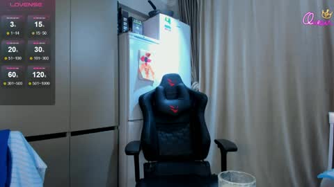 azure_moon online show from April 15, 3:56 pm