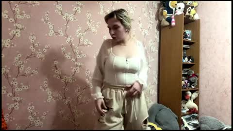 Mia online show from April 10, 4:02 pm