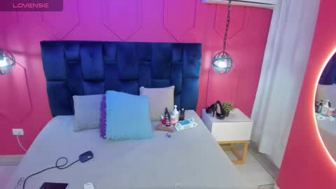 Snapshot of beauty_milf4 chatting on October 21, 11:36 am Chantall online show from October 21, 11:36 am