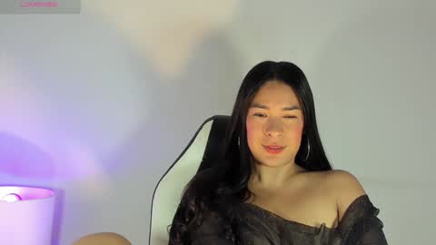 Snapshot of bella_hadid1_ chatting on February 8, 11:44 am Laura online show from February 8, 11:44 am