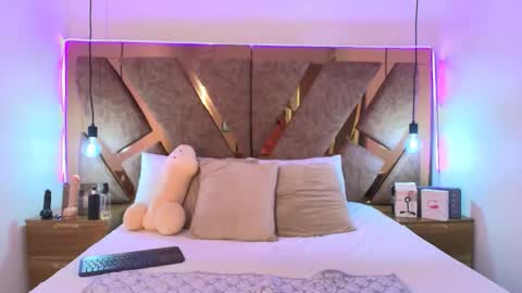 Bella Swwan  online show from April 16, 1:44 pm