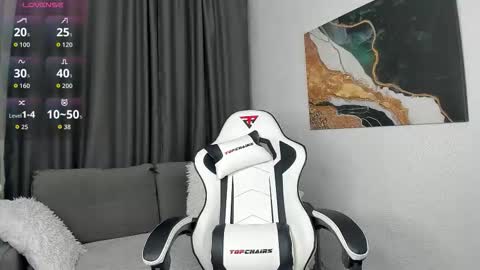 Hi I am Bella I am a first day here online show from November 1, 3:32 am