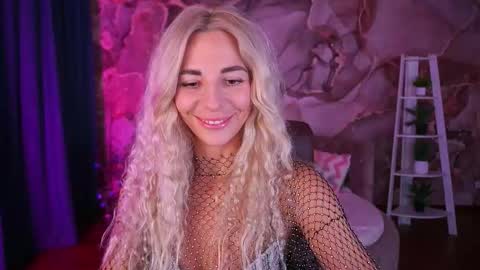 Bella online show from December 15, 2:44 pm