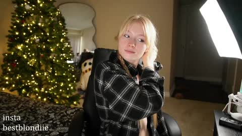 Snapshot of bestblondiiecb chatting on December 7, 5:31 pm Chloe Next stream on Friday online show from December 7, 5:31 pm