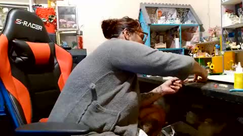 the Mini mami online show from November 14, 8:03 am