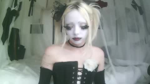 Snapshot of bl0odsyring3 chatting on October 8, 7:18 pm vampire fang online show from October 8, 7:18 pm