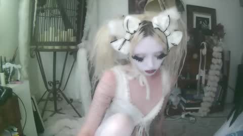Snapshot of bl0odsyring3 chatting on October 17, 9:51 pm vampire fang online show from October 17, 9:51 pm