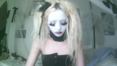 Snapshot of bl0odsyring3 chatting on October 1, 8:03 pm vampire fang online show from October 1, 8:03 pm