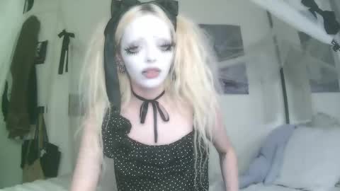 Snapshot of bl0odsyring3 chatting on October 2, 8:03 pm vampire fang online show from October 2, 8:03 pm