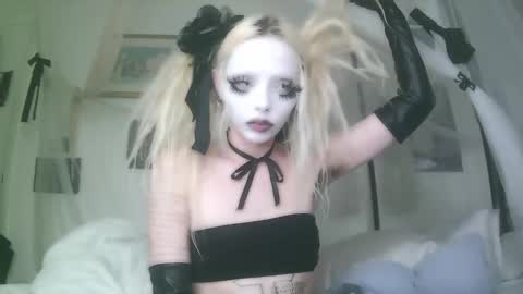 Snapshot of bl0odsyring3 chatting on October 3, 8:14 pm vampire fang online show from October 3, 8:14 pm