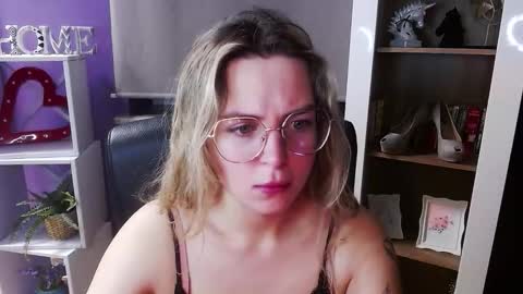 Z O E Y online show from January 13, 5:35 am