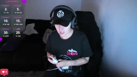 Bonnie Help me reach 500 likes online show from April 18, 9:15 pm