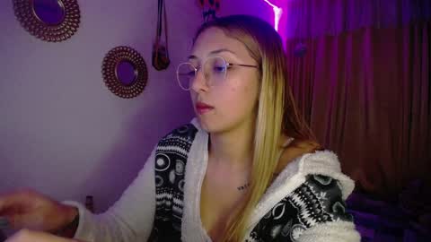 Soffy Brooks Independent model online show from December 12, 5:42 am