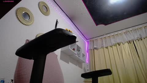 Soffy Brooks Independent model online show from December 18, 7:58 am