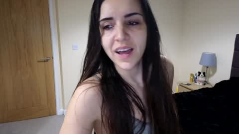 Snapshot of britishandbrunette chatting on January 29, 10:32 pm Laura online show from January 29, 10:32 pm